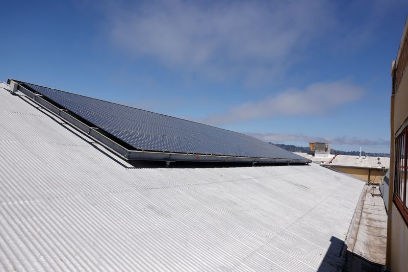 &copy; Reuters. Solar panel array of the solar power generation company SunPower is seen on the roof of their offices in Richmond, California, U.S., July 15, 2021.  REUTERS/Peter DaSilva