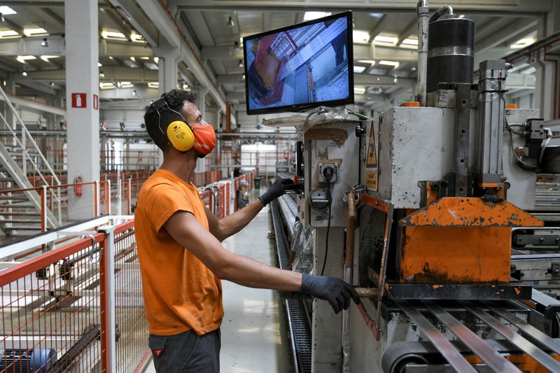 &copy; Reuters. Funcionário usa máscara protetora em fábrica de alumínio na cidade de Larissa, na Grécia
08/07/2021
REUTERS/Alexandros Avramidis