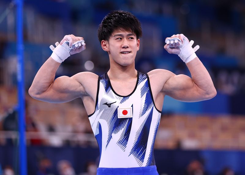 © Reuters. الياباني دايكي هاشيموتو  الفائز بذهبية العقلة في منافسات الجمباز بدورة ألعاب طوكيو يوم الثلاثاء. رويترز