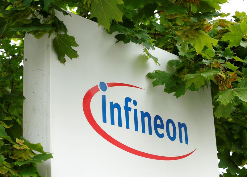 &copy; Reuters. Le fabricant de puces allemand Infineon a déclaré mardi que des interruptions de production dans ses deux usines avaient affecté ses livraisons, alors que l'industrie automobile allemande est confrontée à la pire pénurie de semi-conducteurs depuis t