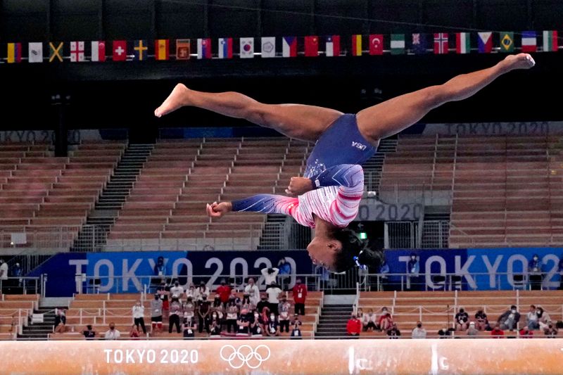 &copy; Reuters. Simone Biles compete na trave durante Olimpíada de Tóquio
03/08/2021 Robert Deutsch-USA TODAY Sports