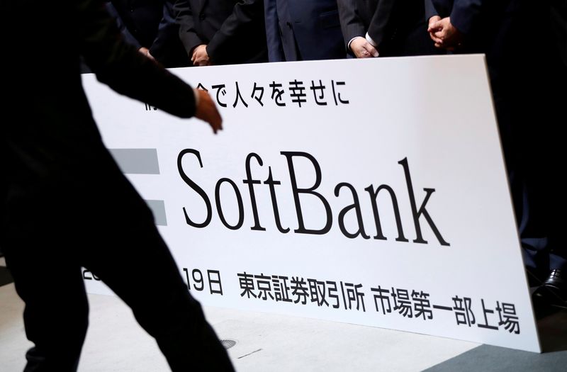 © Reuters. Logo do SoftBank, que liderou rodada de investimento na Omie 
REUTERS/Issei Kato
