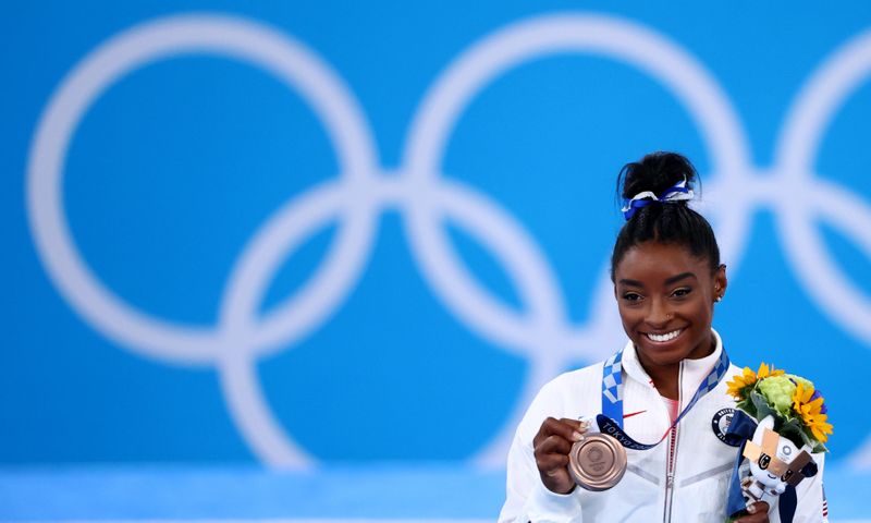 &copy; Reuters. Ago 3, 2021.  Foto del martes de Simone Biles con la medalla de bronce en la prueba de barra de equilibrio. 
REUTERS/Lindsey Wasson