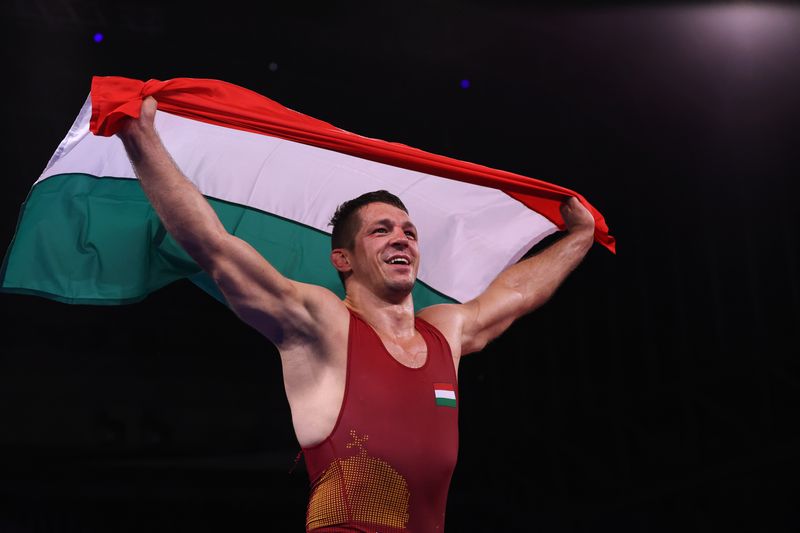 © Reuters. تاماش لورينتس من المجر يحتفل بتحقيق الميدالية الذهبية في المصارعة الرومانية للرجال وزن الوسط في أولمبياد طوكيو يوم الثلاثاء. رويترز