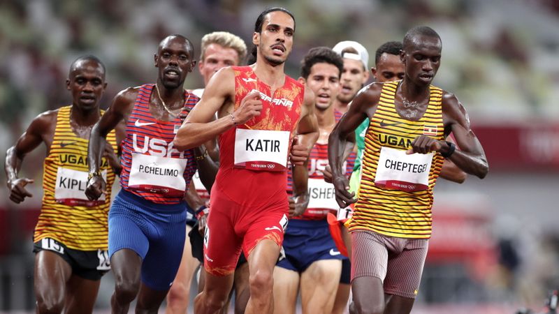 &copy; Reuters. Paul Chelimo, de Estados Unidos, Mohamed Katir, de España, y Joshua Cheptegei, de Uganda, en acción durante los 5.000 metros masculinos en el Estadio Olímpico, Tokio, Japón, el3 de agosto de 2021. REUTERS/Hannah Mckay