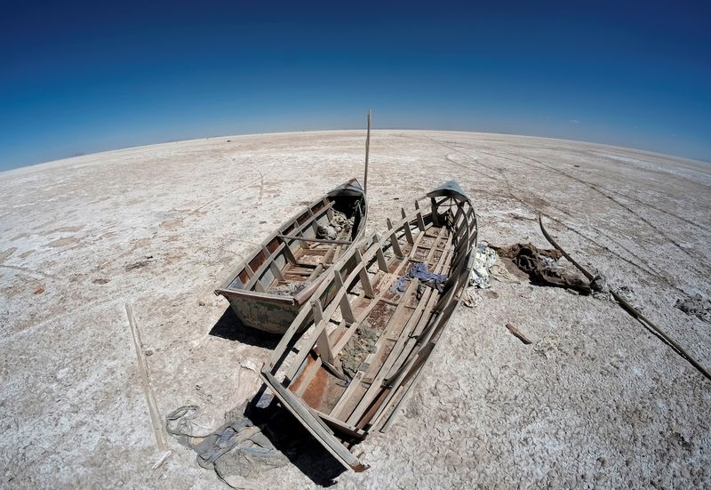 &copy; Reuters. Imagen de archivo de botes en el lecho seco del lago Poopó afectado por el cambio climático, en el departamento de Oruro, Bolivia. 1 de septiembre, 2017. REUTERS/David Mercado/Archivo