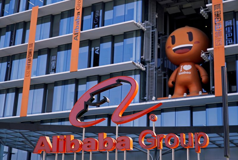 &copy; Reuters. Imagen de archivo del logo de Alibaba Group durante el festival global de ventas Día de los Solteros 11.11 en su sede en Hangzhou, provincia de Zhejiang, China. 11 de noviembre, 2020. REUTERS/Aly Song/Archivo