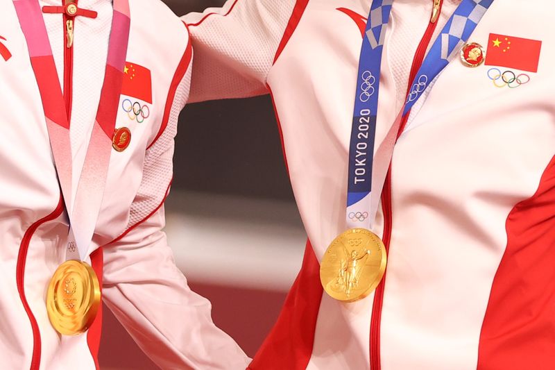 &copy; Reuters. Emblemas de Mao Tsé Tung no uniforme das ciclistas chinesas Bao Shanju e Zhong Tianshi durante cerimônia de premiação em que receberam a medalha de ouro na Olimpíada de Tóquio
02/08/2021 REUTERS/Matthew Childs