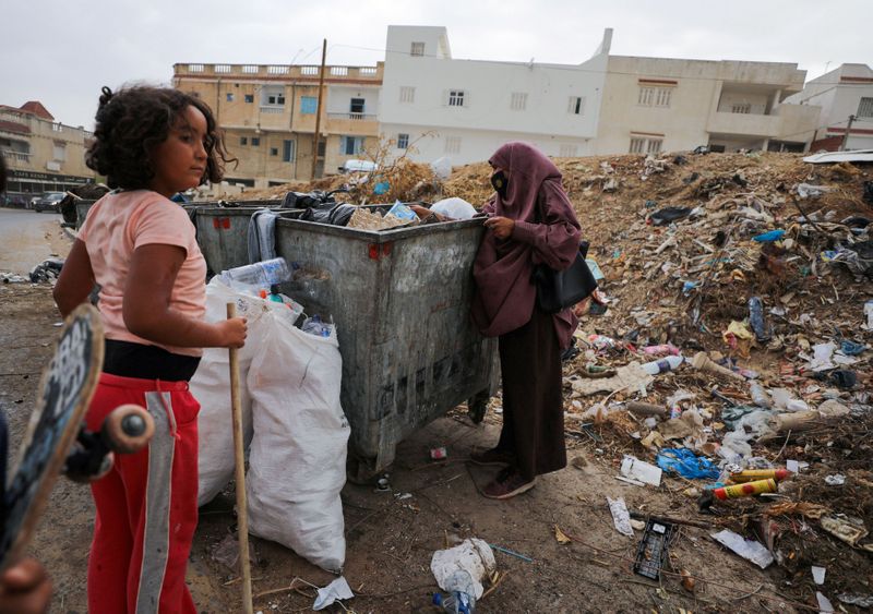 &copy; Reuters. جميلة غويلي (55 عاما) أم تونسية تنبش في أكوام القمامة الملقاة بحثا عن زجاجات بلاستيكية فارغة لبيعها لشراء الطعام لأسرتها في العاصة التونسية ت