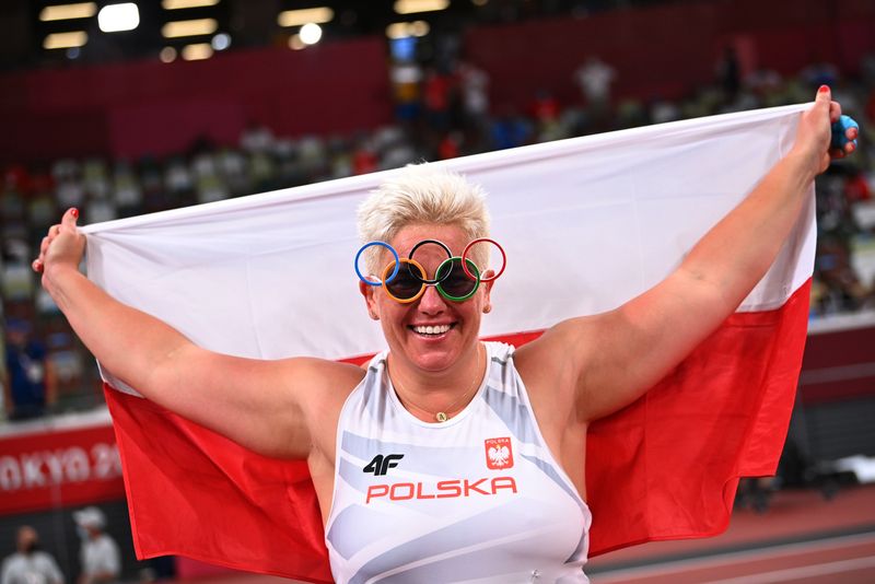 &copy; Reuters. البولندية أنيتا فودارتشيك ترفع علم بلادها بعد الفوز بذهبية الإطاحة بالطرقة في اولبياد طوكيو يوم الثلاثاء. رويترز