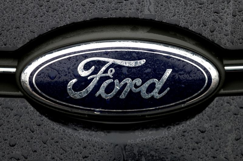 © Reuters. FILE PHOTO: The Ford logo is pictured at the Ford Motor Co plant in Genk,Belgium December 17, 2014. REUTERS/Francois Lenoir 