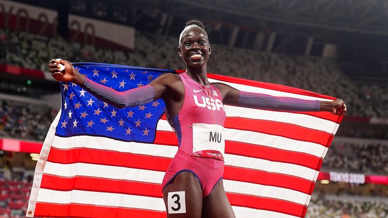 © Reuters. العداءة الأمريكية أثينج مو ترفع علم بلدها في أولمبياد طوكيو بعد الفوز بذهبية سباق 800 متر للسيدات يوم الثلاثاء. رويترز