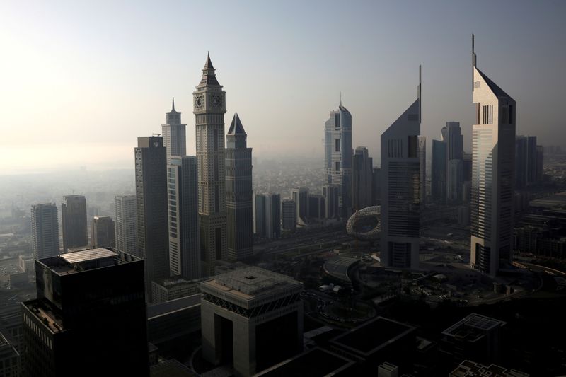 © Reuters. لقطة عامة لمركز دبي المالي الدولي وسط أبراج في دبي بالإمارات. صورة من ارشيف رويترز.