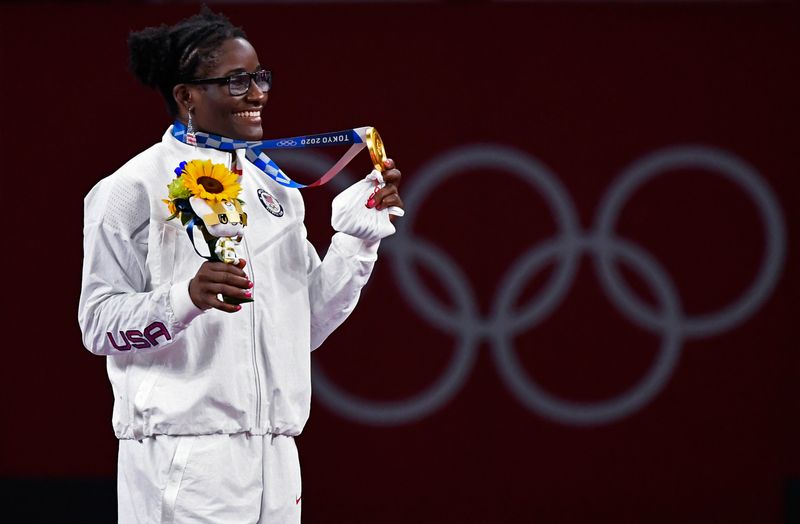© Reuters. الأمريكية تاميرا مينساه-ستوك تتوج بذهبية وزن خفيف الثقيل في المصارعة الحرة للسيدات في أولمبياد طوكيو يوم الثلاثاء. رويترز