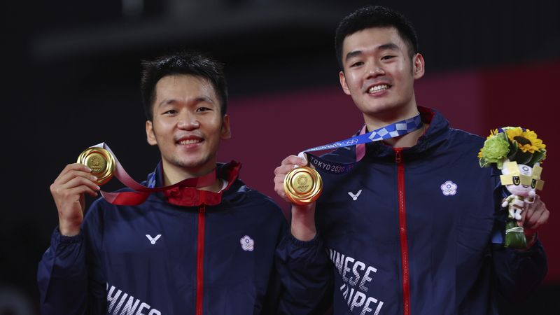 &copy; Reuters. Dupla taiwanesa Lee Yang e Wang Chi-Lin posam com medalha de ouro conquistado no torneio olímpico de duplas masculinas da Olimpíada de Tóquio
31/07/2021 REUTERS/Leonhard Foeger