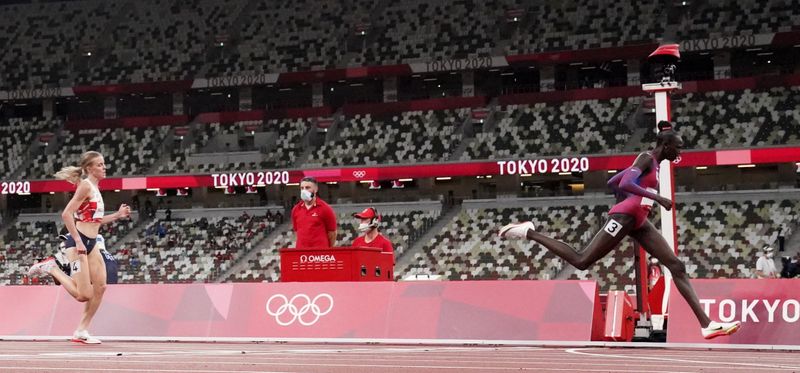 &copy; Reuters. Ago 3, 2021. 
Foto del martes de la estadounidense Athing Mu celebrando tras ganar la prueba de los 800 mts, superando a la británica Keely Hodgkinson 
REUTERS/Pawel Kopczynski