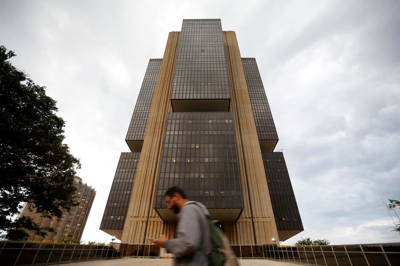 &copy; Reuters. Pessoa passa em frente à sede do Banco Central em Brasília
29/10/2019
REUTERS/Adriano Machado