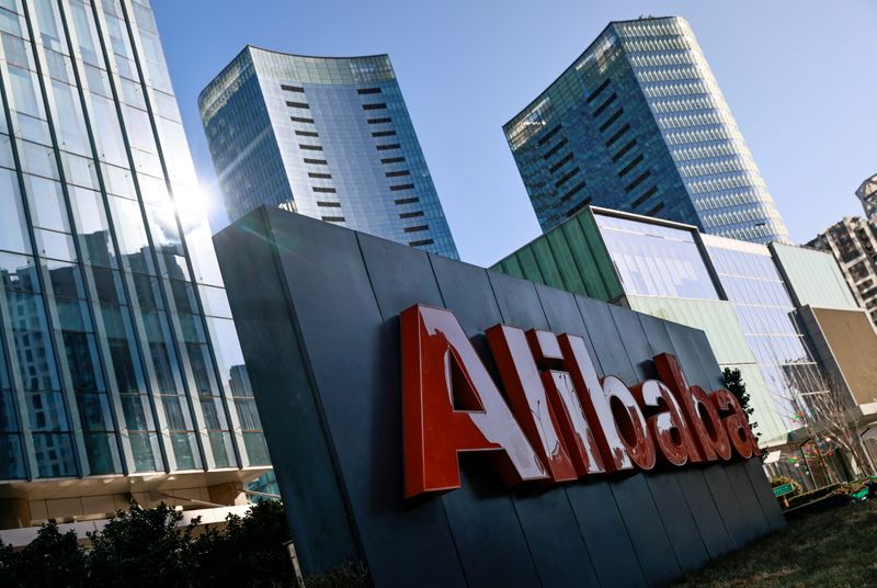 &copy; Reuters. Logotipo do Alibaba em frente ao edifício da companhia em Pequim. 5/1/2021. REUTERS/Thomas Peter