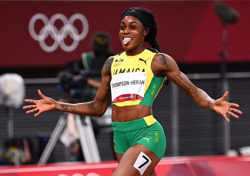 &copy; Reuters. Ago 3, 2021. 
Foto del martes de la jamaicana Elaine Thompson-Herah celebrando tras cruzar la meta y ganar el oro en los 200 mts planos. 
REUTERS/Dylan Martinez