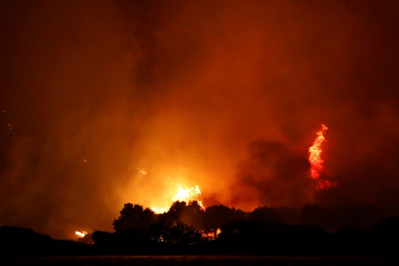 &copy; Reuters. El cielo nocturno se tiñe de naranja mientras los incendios forestales de Turquía se desatan en las orillas del pueblo de Cokertme, cerca de Bodrum, Turquía, 2 de agosto de 2021. REUTERS/Umit Bektas