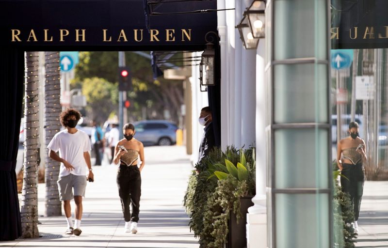 &copy; Reuters. A security guard stands outside the Ralph Lauren store during the outbreak of the coronavirus disease (COVID-19), in Beverly Hills, California, U.S., July 30, 2020. REUTERS/Mario Anzuoni