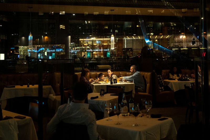 &copy; Reuters. FILE PHOTO: A family enjoys dinner at a restaurant during the outbreak of the coronavirus disease (COVID-19) in the Manhattan borough of New York City, New York, U.S., March 25, 2021. REUTERS/Jeenah Moon/File Photo