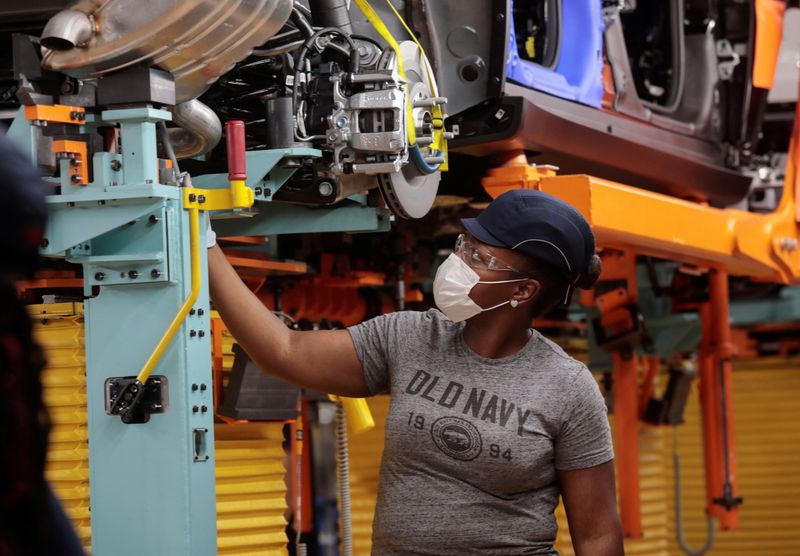 &copy; Reuters. Operai Stellantis presso una fabbrica a Detroit. REUTERS/Rebecca Cook