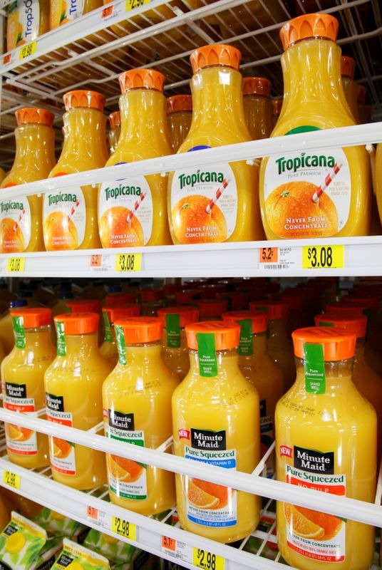 &copy; Reuters. Bottiglie di Tropicana presso un supermercato Wal-Mart vicino Chicago. 24 gennaio 2012. REUTERS/John Gress/File Photo