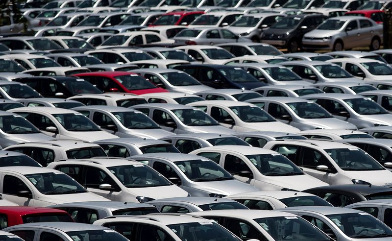 &copy; Reuters. Imagen de archivo de automóviles nuevos estacionados en una zona de inventarios de la planta de la automotriz alemana Volkswagen en Sao Jose dos Campos cerca de Sao Paulo