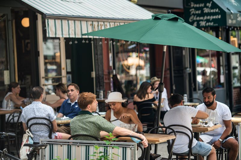 &copy; Reuters. New York est devenue la première grande ville américaine à rendre obligatoire la présentation d'une preuve de vaccination contre le COVID-19 pour les employés et les clients des restaurants, salles de sport et autres commerces, alors que les Etats-Un