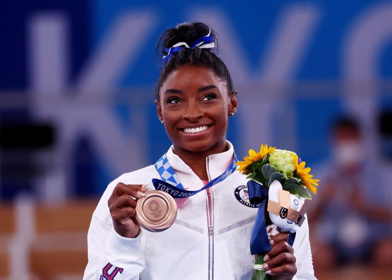 &copy; Reuters. Simone Biles, dos Estados Unidos, posa com medalha de bronze
03/08/2021
REUTERS/Mike Blake