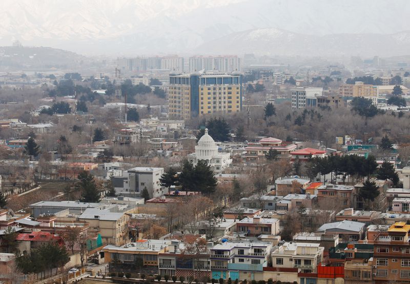 &copy; Reuters. Une puissante explosion, suivie de coups de feu sporadiques, a secoué mardi le centre de la capitale afghane Kaboul, à proximité de la "Zone verte", un quartier hautement fortifié regroupant les missions diplomatiques et d'un marché très fréquenté