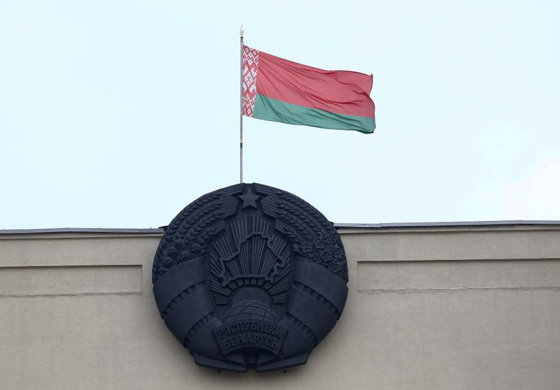 &copy; Reuters. FOTO DE ARCHIVO: La bandera y el emblema del estado bielorruso en un edificio en la Plaza de la Independencia en Minsk, Bielorrusia, 7 de noviembre de 2019. REUTERS/Vasily Fedosenko