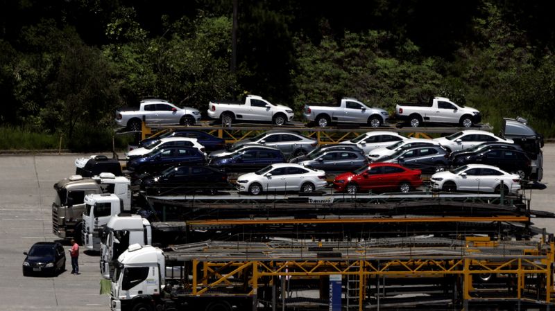 © Reuters. Caminhões-cegonha carregados com veículos em fábrica da Volkswagen em São Bernardo do Campo (SP) 
05/01/2017
REUTERS/Paulo Whitaker