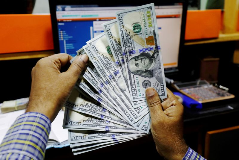 &copy; Reuters. Funcionário de casa de câmbio mostra cédulas de dólares dos EUA em Karachi, Paquistão
03/12/2018
REUTERS/Akhtar Soomro