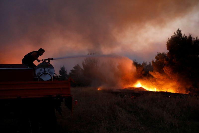 &copy; Reuters. Un feu de forêt incontrôlé ravageait mardi soir le nord de la capitale grecque Athènes, détruisant des habitations et forçant les autorités à ordonner davantage d'évacuations alors que 81 incendies ont été recensés à travers le pays, qui est 