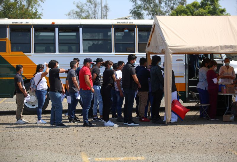&copy; Reuters. FOTO DE ARCHIVO: Personas hacen fila para recibir la vacuna Johnson & Johnson contra el COVID-19 como parte de un plan del gobierno para inocular a los residentes de la frontera mexicana en su frontera compartida con Estados Unidos, en Tijuana, México el