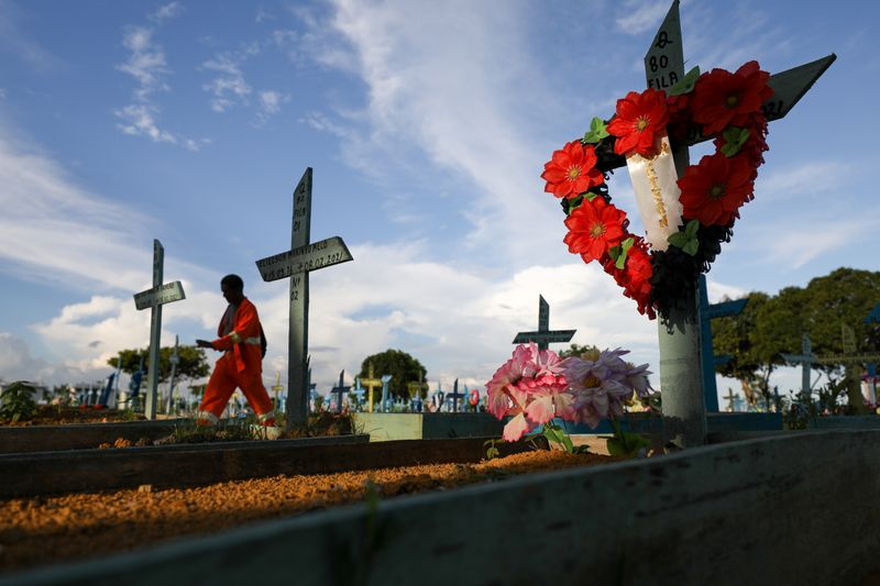 &copy; Reuters. Túmulos de vítimas da Covid-19 em cemitério de Manaus (AM) 
07/07/2021
REUTERS/Bruno Kelly