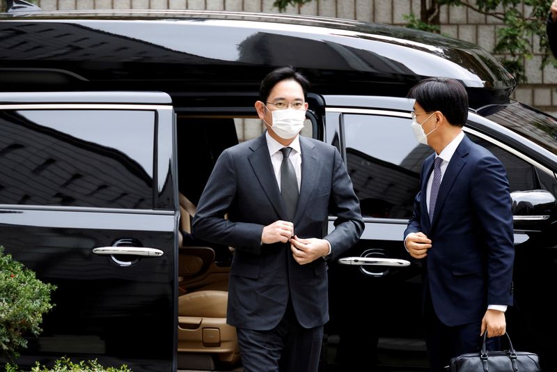 &copy; Reuters. FILE PHOTO: Samsung Group heir Jay Y. Lee arrives at a court in Seoul, South Korea, November 9, 2020.   REUTERS/Kim Hong-Ji