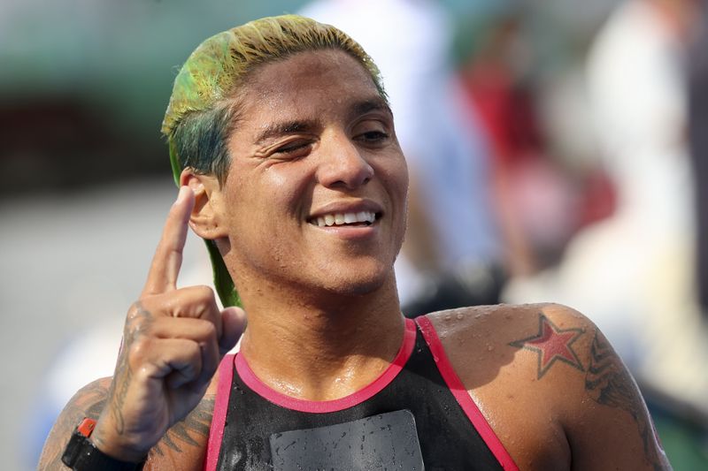 &copy; Reuters. Ana Marcela Cunha de Brasil celebra tras ganar el oro en la prueba de natación de 10 km en aguas abiertas en los Juegos de Tokio. 4 ago 2021. REUTERS/Leonhard Foeger