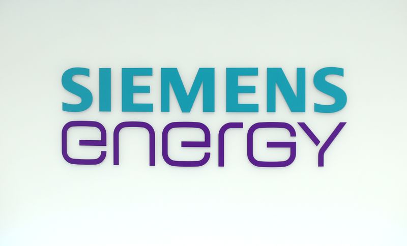 &copy; Reuters. FOTO DE ARCHIVO: El logo de la compañía Siemens Energy AG fotografiado durante la oferta pública inicial (OPI) de Siemens Energy en la Bolsa de Fráncfort