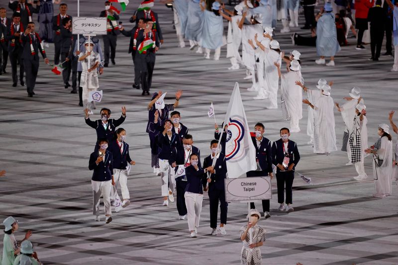 &copy; Reuters. FOTO DE ARCHIVO: Juegos Olímpicos de Tokio 2020 - Ceremonia de apertura de los Juegos Olímpicos de Tokio 2020 - Estadio Olímpico, Tokio, Japón - 23 de julio de 2021. El abanderado Lu Yen-hsun de China Taipei encabeza su contingente en el desfile de lo