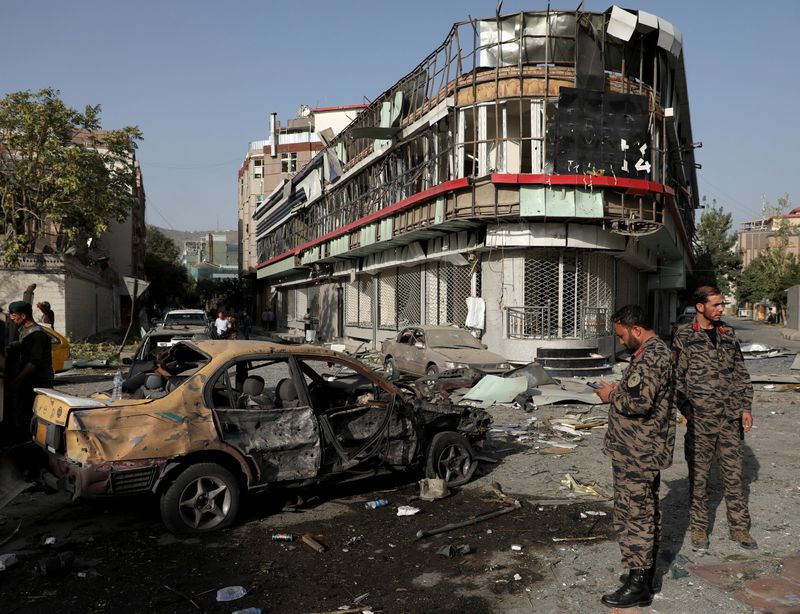 &copy; Reuters. Deux civils et un membre des services de sécurité ont été blessés mercredi à Kaboul par une explosion près du siège de la Direction nationale de la sécurité, rapporte la police. /Photo prise le 4 août 2021/REUTERS/Stringer