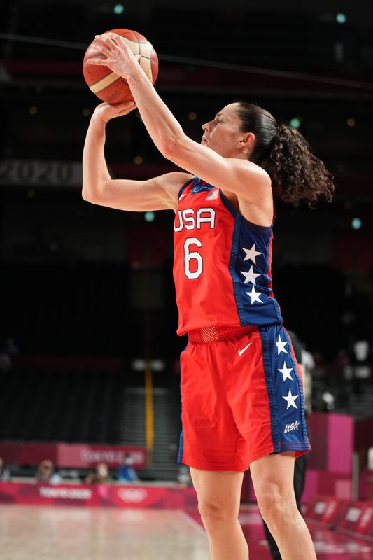 &copy; Reuters. سو بيرد قائدة الفريق الأمريكي لكرة السلة للسيدات تصوب خلال مباراة فريقها أمام أستراليا في أولمبياد طوكيو في سايتاما يوم الأربعاء . صورة لرو