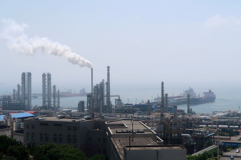 © Reuters. FILE PHOTO: China National Petroleum Corporation (CNPC)'s Dalian Petrochemical Corp refinery is seen near the downtown of Dalian in Liaoning province, China July 17, 2018. REUTERS/Chen Aizhu/File Photo