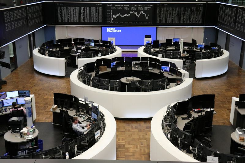 &copy; Reuters. FOTO DE ARCHIVO: El gráfico del índice de precios alemán DAX en el interior de la Bolsa de Fráncfort, Alemania, el 13 de julio de 2021. REUTERS/Personal