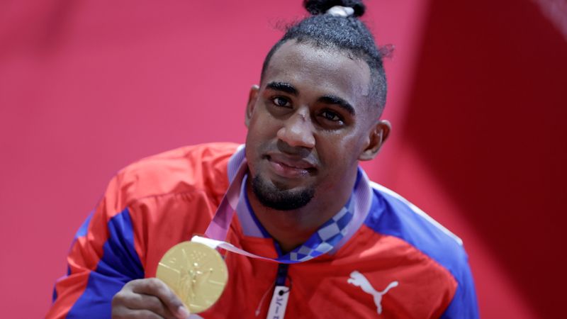 &copy; Reuters. La medallista de oro Arlen López Cardona de Cuba posa para las fotos, en Kokugikan Arena, Tokio, Japón, el 4 de agosto de 2021.
Pool via REUTERS/Ueslei Marcelino