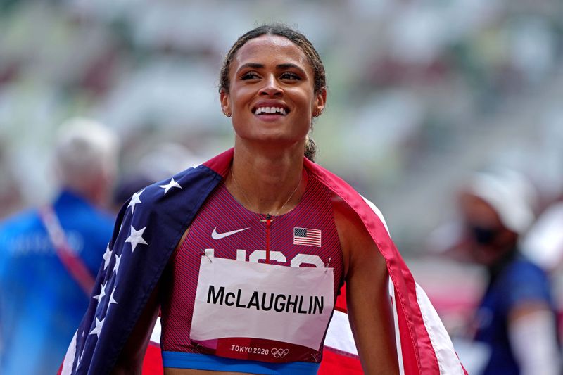&copy; Reuters. Sydney  McLaughlin (Estados Unidos) celebra la obtención de la medalla de oro en la final de los 400 metros vallas femeninos en el Estadio Olímpico, Tokio, Japón, el 4 de agosto de 2021. Kirby Lee-USA TODAY Sports