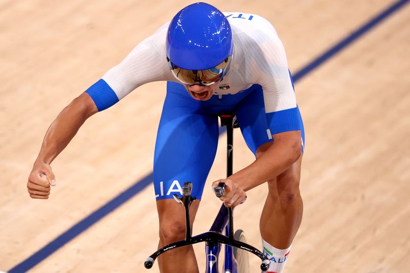 &copy; Reuters. متسابق في الفريق الإيطالي يحتفل بفوز فريقه بالميدالية الذهبية في سباق المطاردة لفرق الرجال في الدراجات في أولمبياد طوكيو في إيزو يوم الأرب