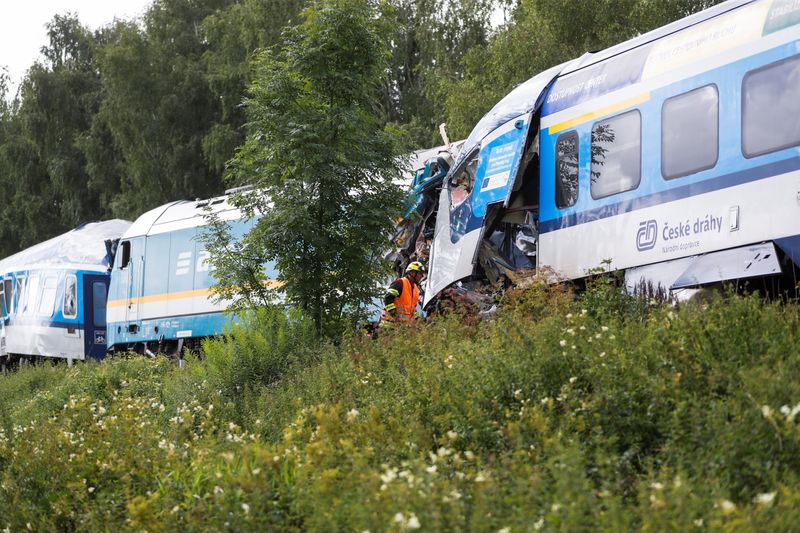 &copy; Reuters. Deux personnes sont mortes, sept ont été gravement blessées et 31 autres blessées plus légèrement mercredi dans une collision entre deux trains de passagers dans l'ouest de la République tchèque, rapporte l'agence de presse tchèque CTK. /Photo pr